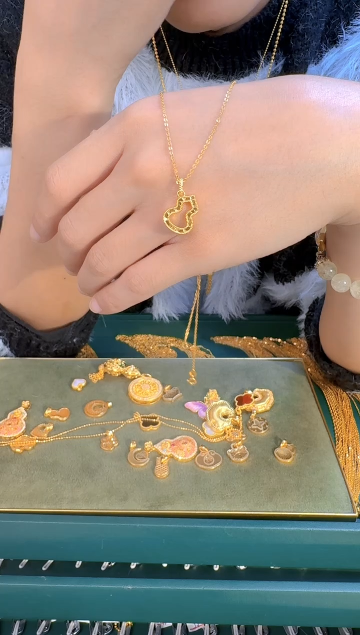 镂空葫芦吊坠0.37 （附带礼盒包装）