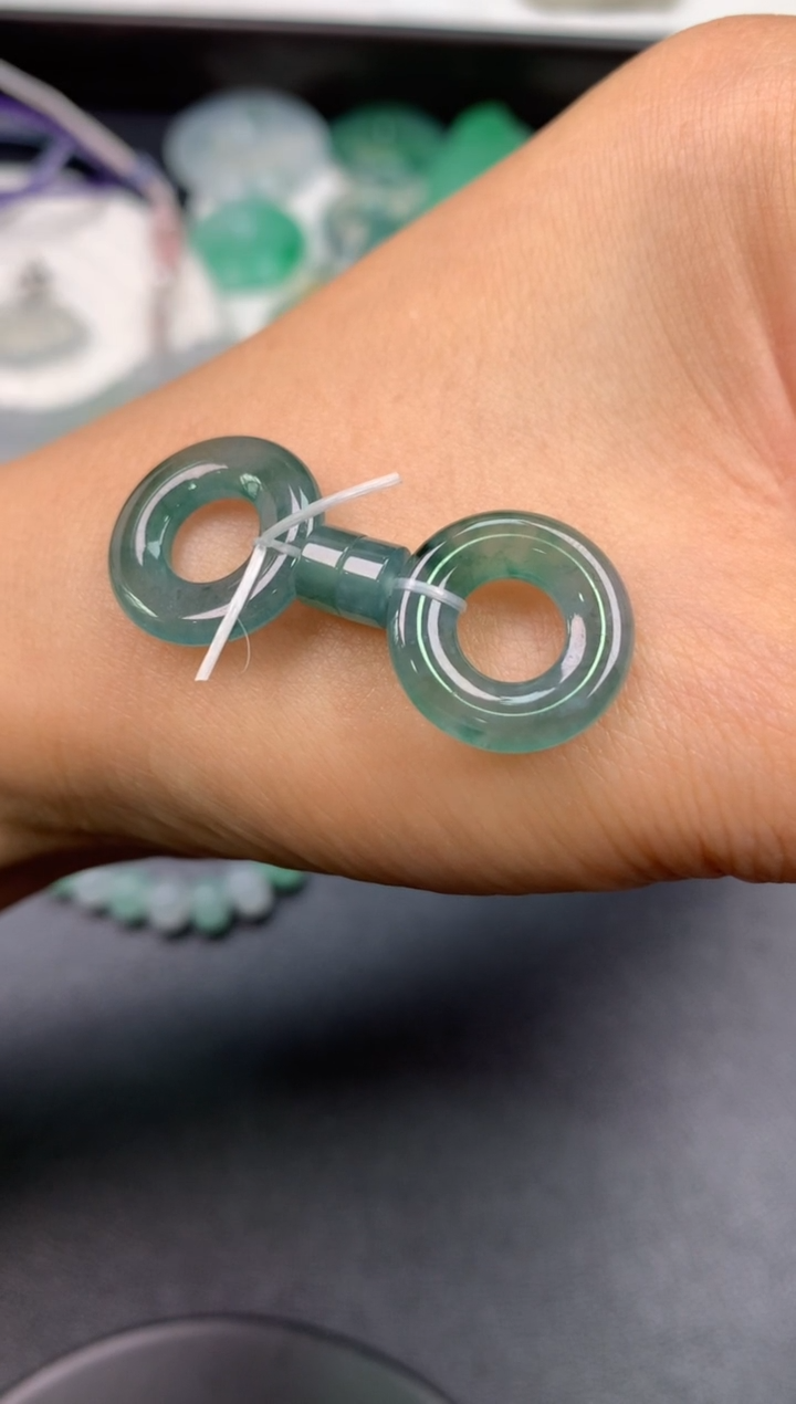 翡翠未镶嵌颈饰无鉴赏期无证书