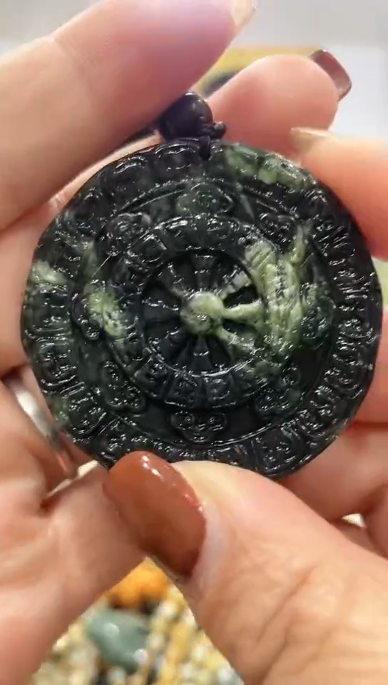 未镶嵌蛇纹石玉吊坠    