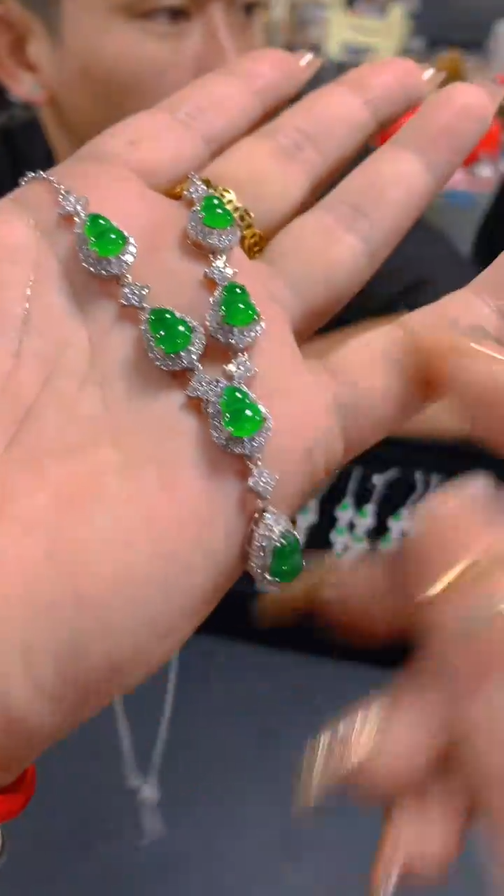 【闪购商品】翡翠吊坠(赠链)未镶嵌0917523431多样性发其一