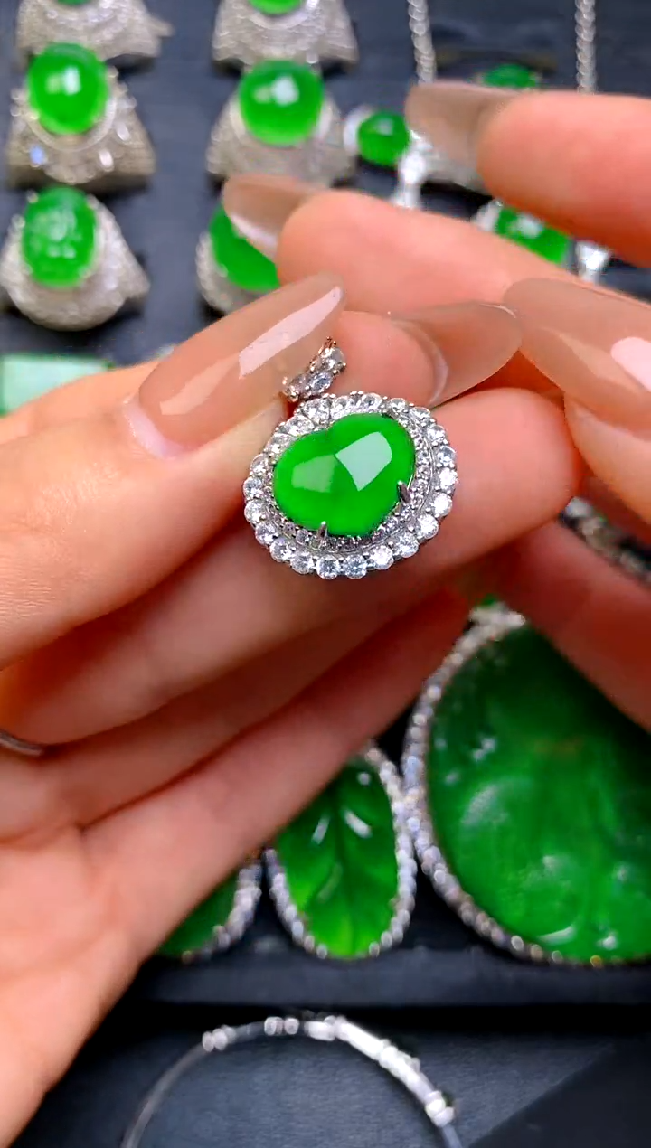 【闪购商品】翡翠吊坠(赠链)银S925镶嵌爱心吊坠