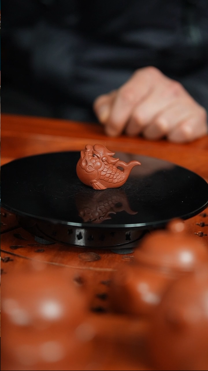 【闪购商品】紫砂茶宠朱泥刻绘鱼化龙笔架微瑕