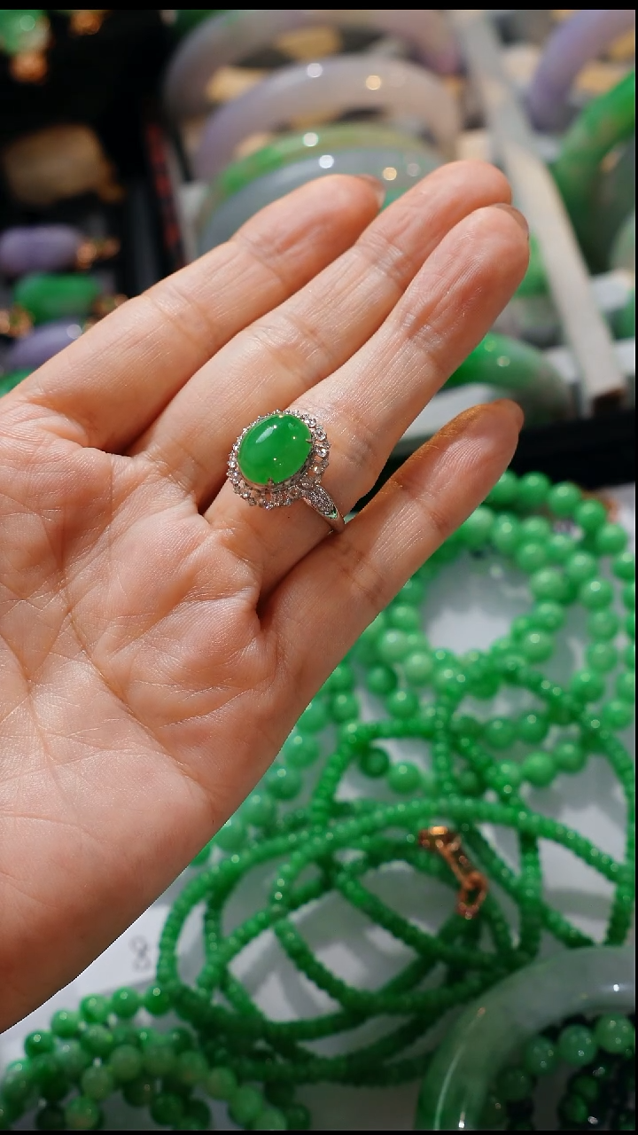 18K金镶嵌戒指翡翠我***果翡翠戒指