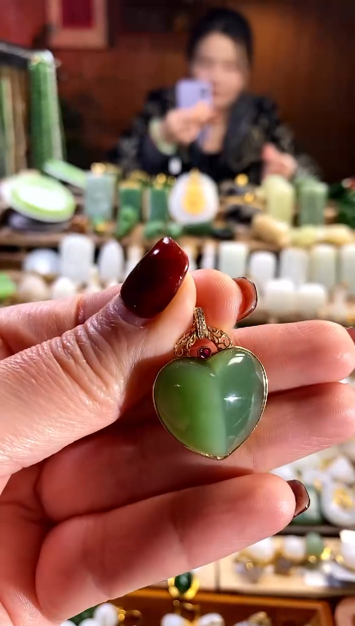 【闪购商品】和田玉吊坠18K金镶嵌。