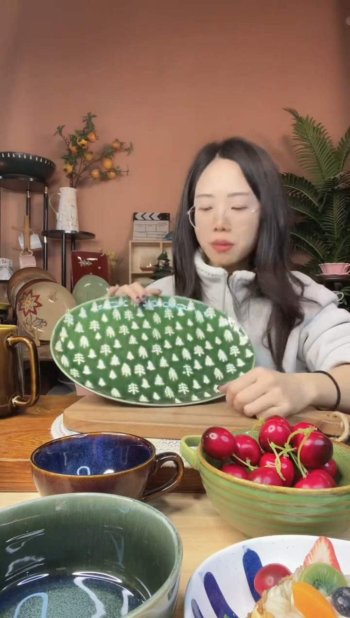 陶瓷13英寸绿色浮雕鱼盘 微瑕疵