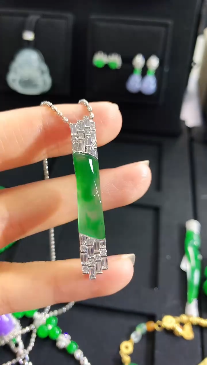 【闪购商品】翡翠吊坠(不含链)18K金镶嵌吊坠