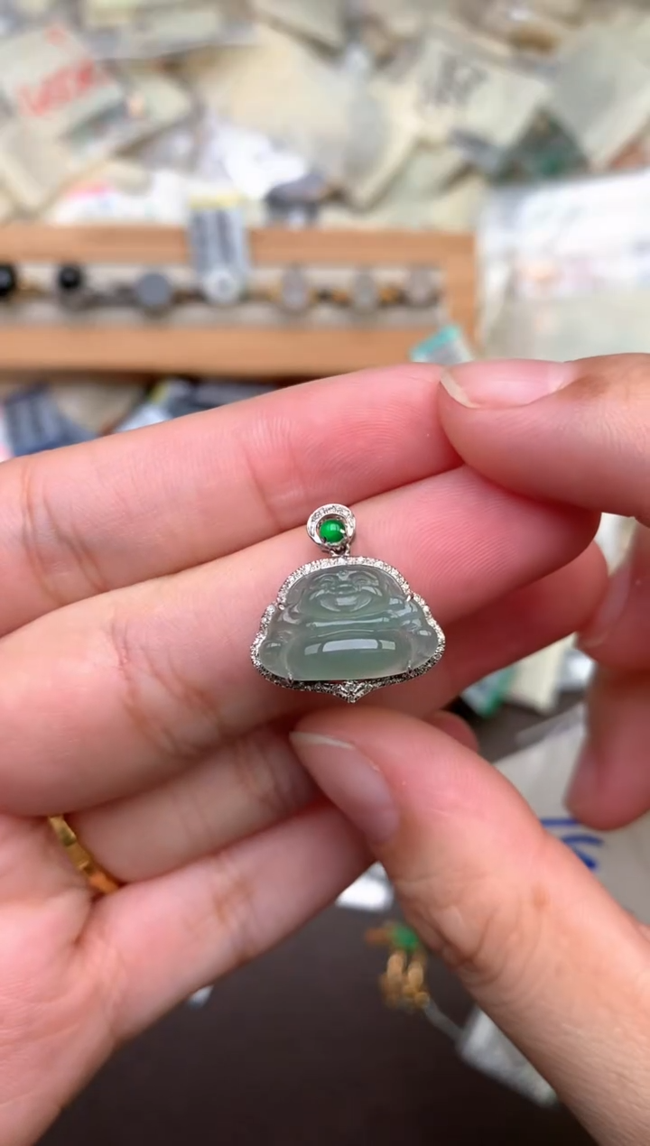 18K金镶嵌挂件翡翠 —