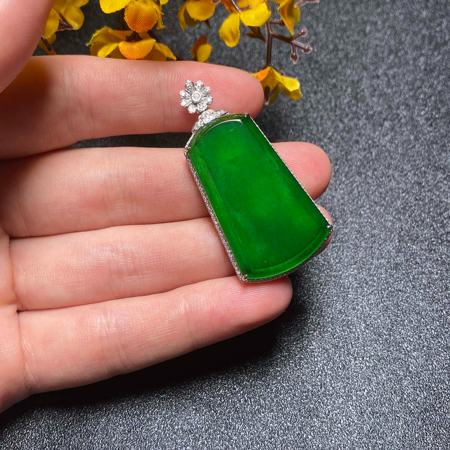 天然A货翡翠颈饰18K真金真钻镶嵌无事牌吊坠满绿色冰种C3102303