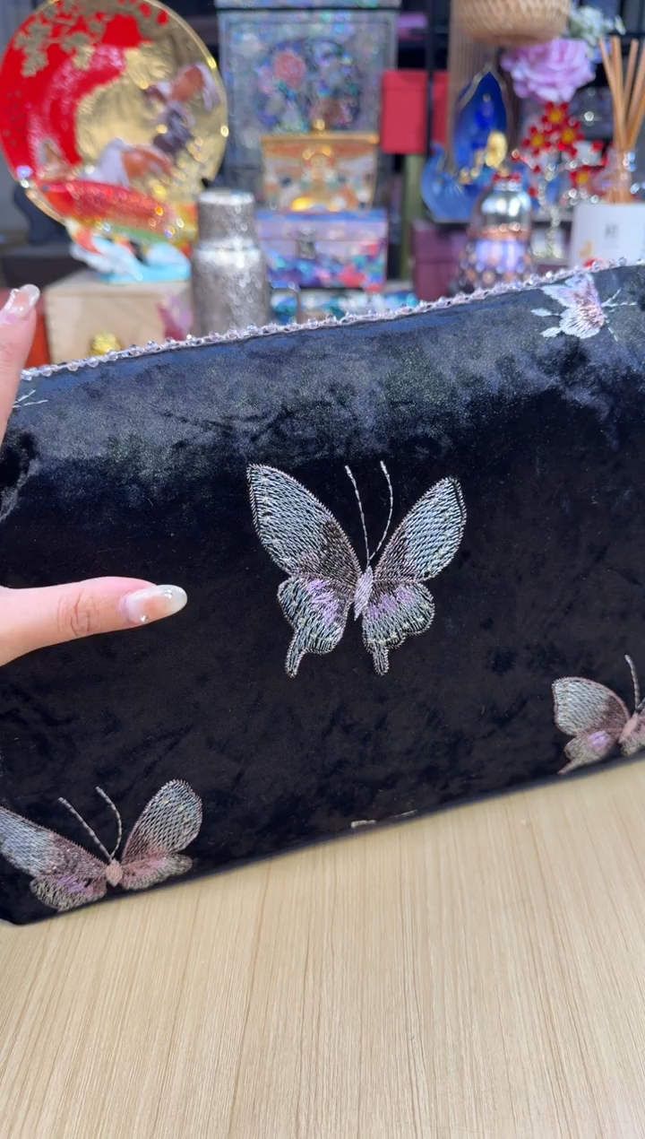 195黑色带钻蝴蝶靠枕