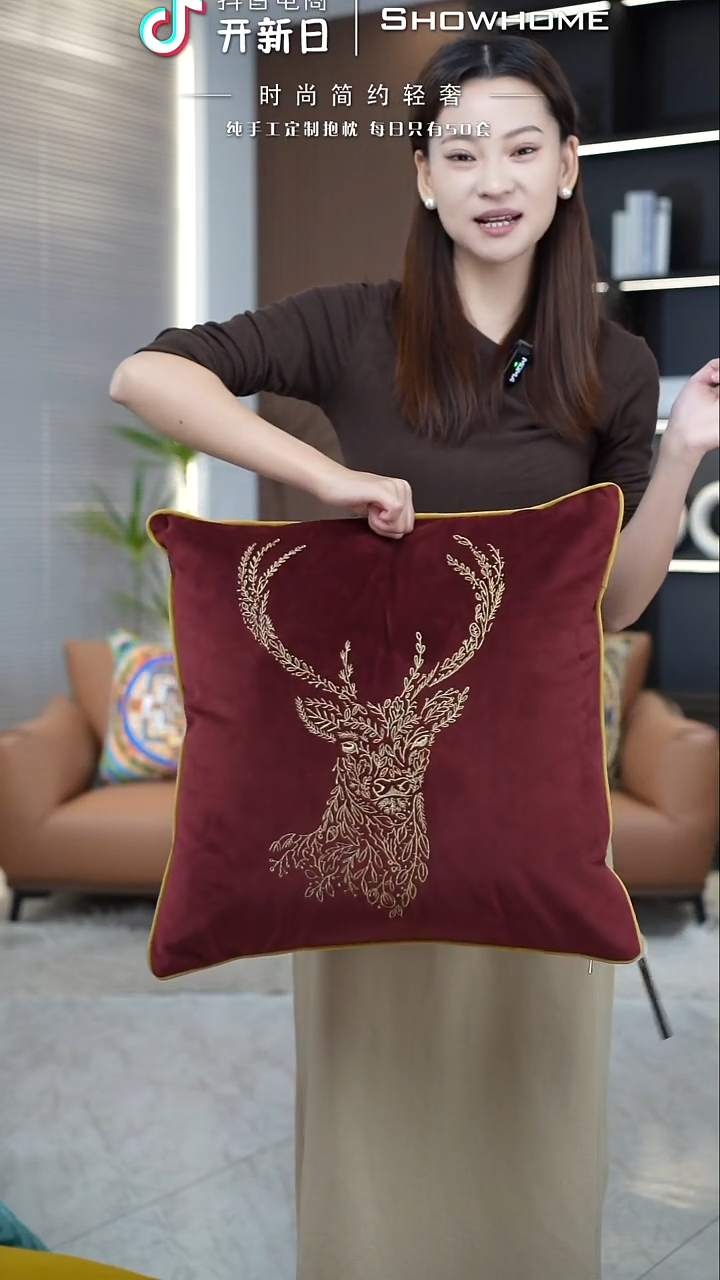 刺绣麋鹿红色50X50带芯