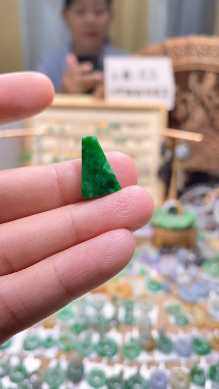 翡翠未镶嵌颈饰无事牌