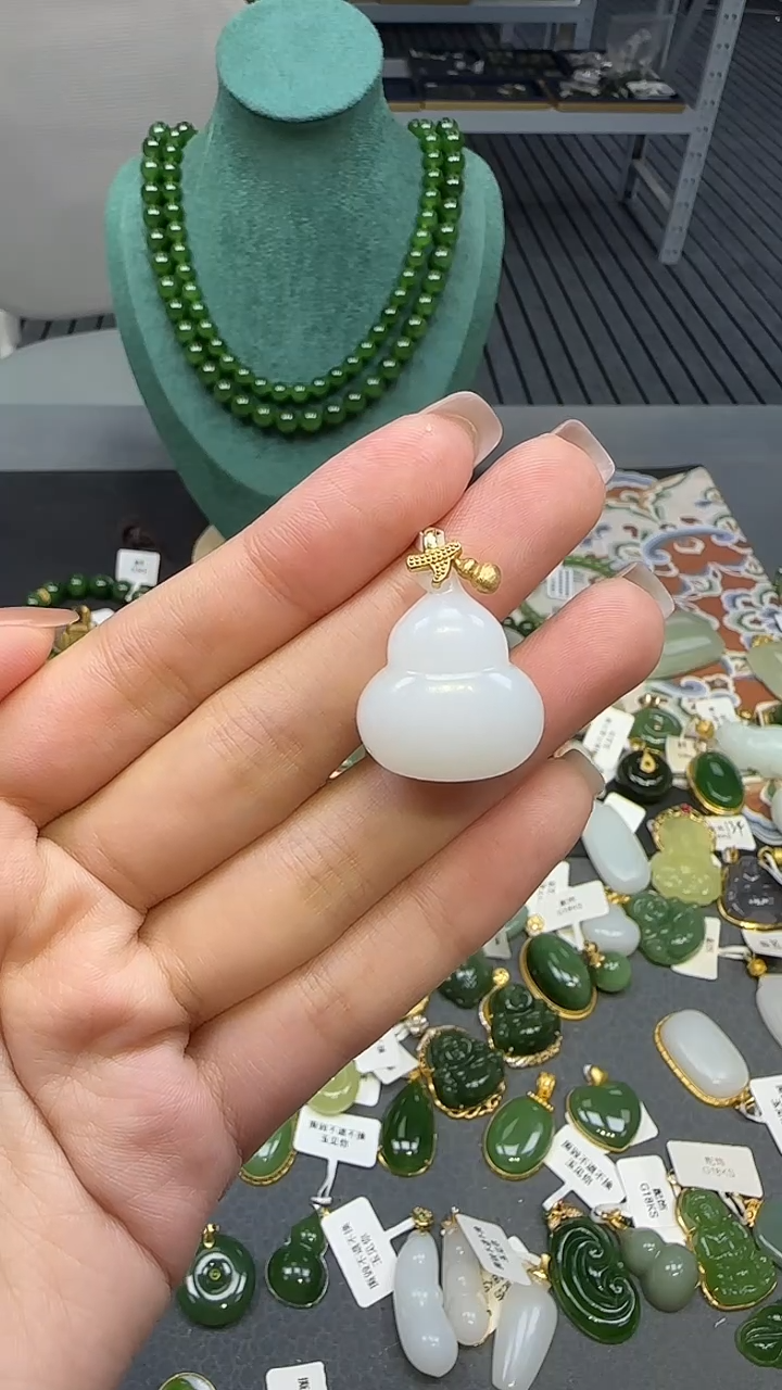 18K金镶嵌和田玉挂件1