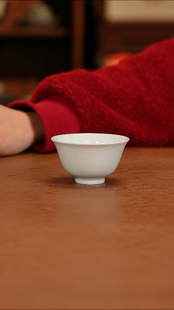 用***8艺家仁甜白釉小杯一对