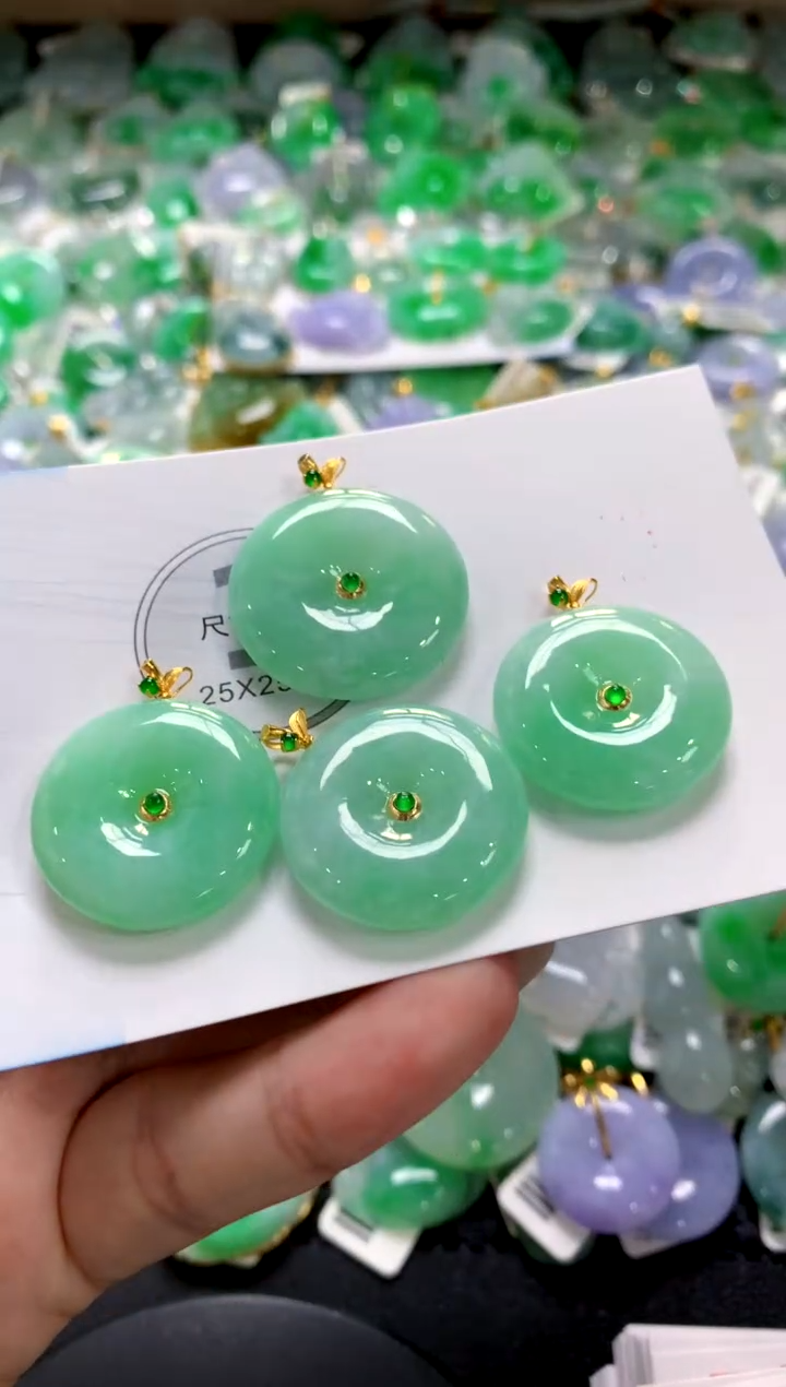 翡翠18K金镶嵌颈饰1111111111111111（多样性发其一）