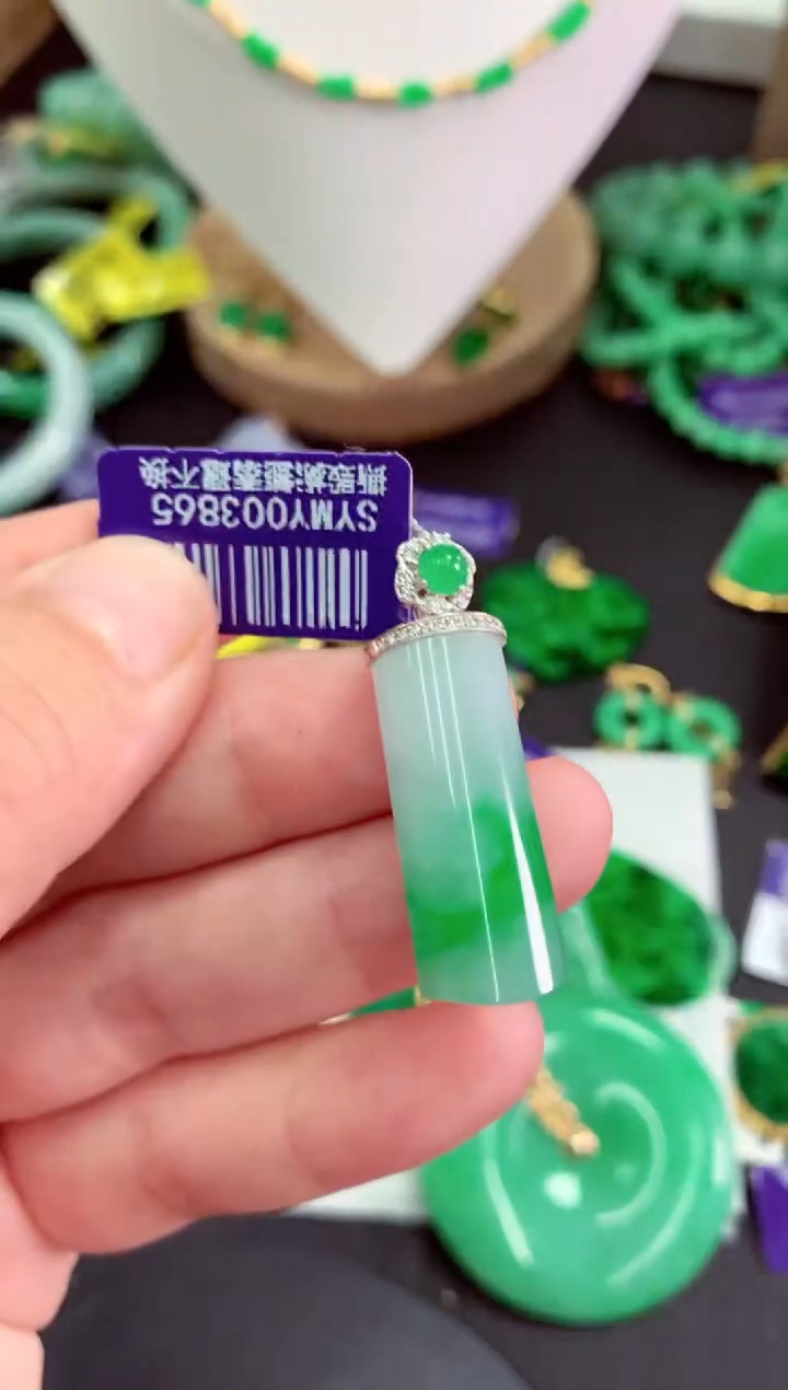 翡翠18K金镶嵌颈饰挂件