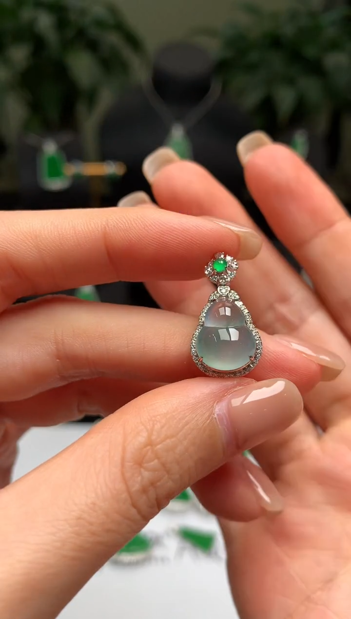 颈饰18K金镶嵌翡翠葫芦