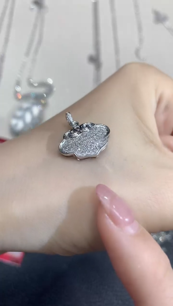 吊坠(不含链)18K金镶嵌钻石A7多样性发一件