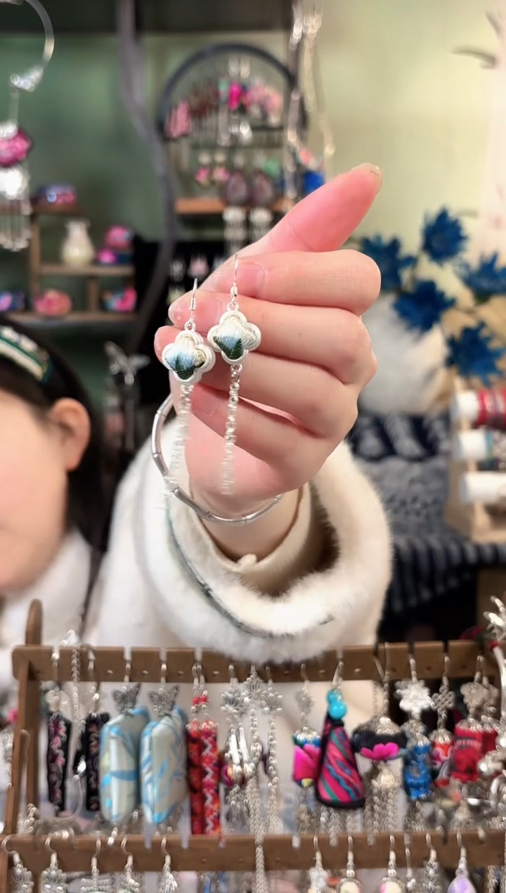 彩云南阁非遗老绣饰品020