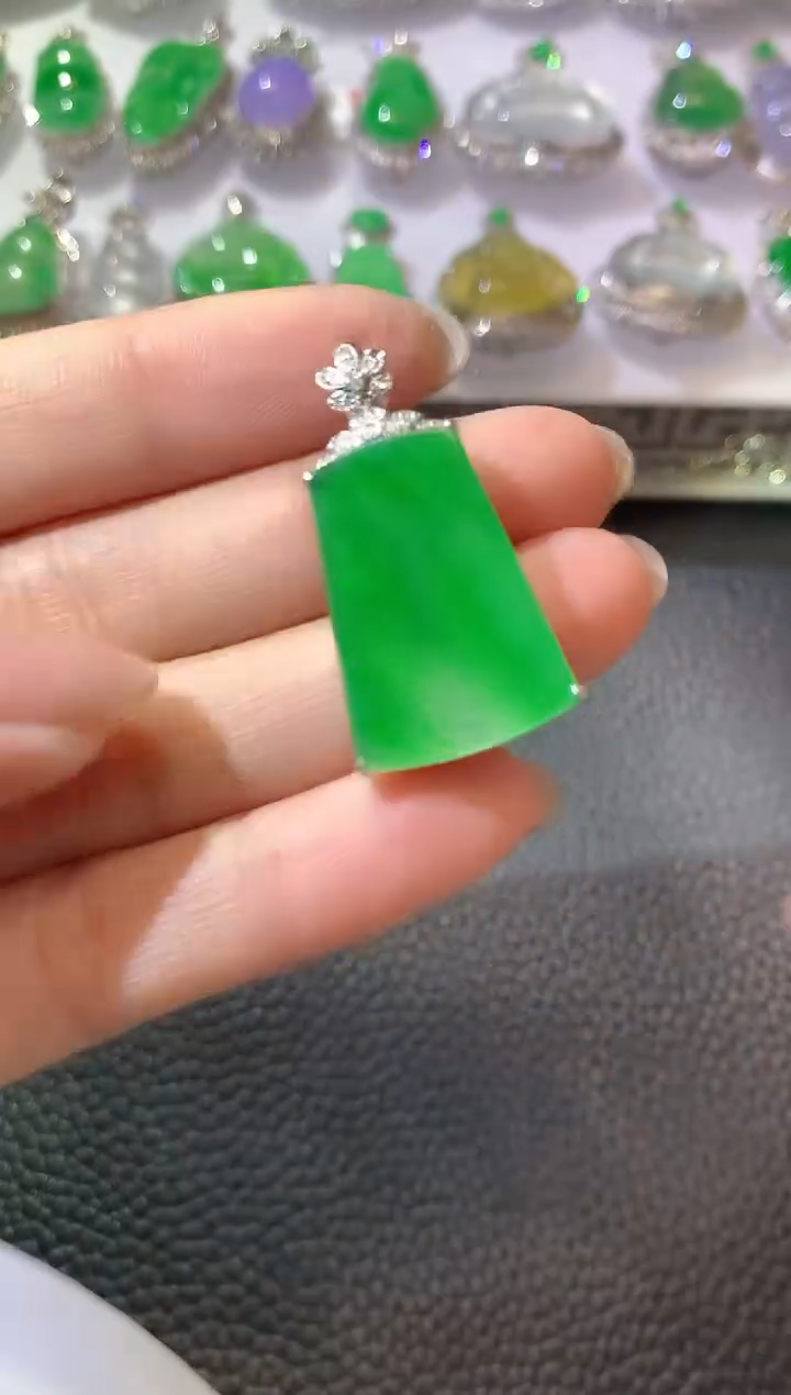 【闪购商品】翡翠吊坠(不含链)18K金镶嵌A15