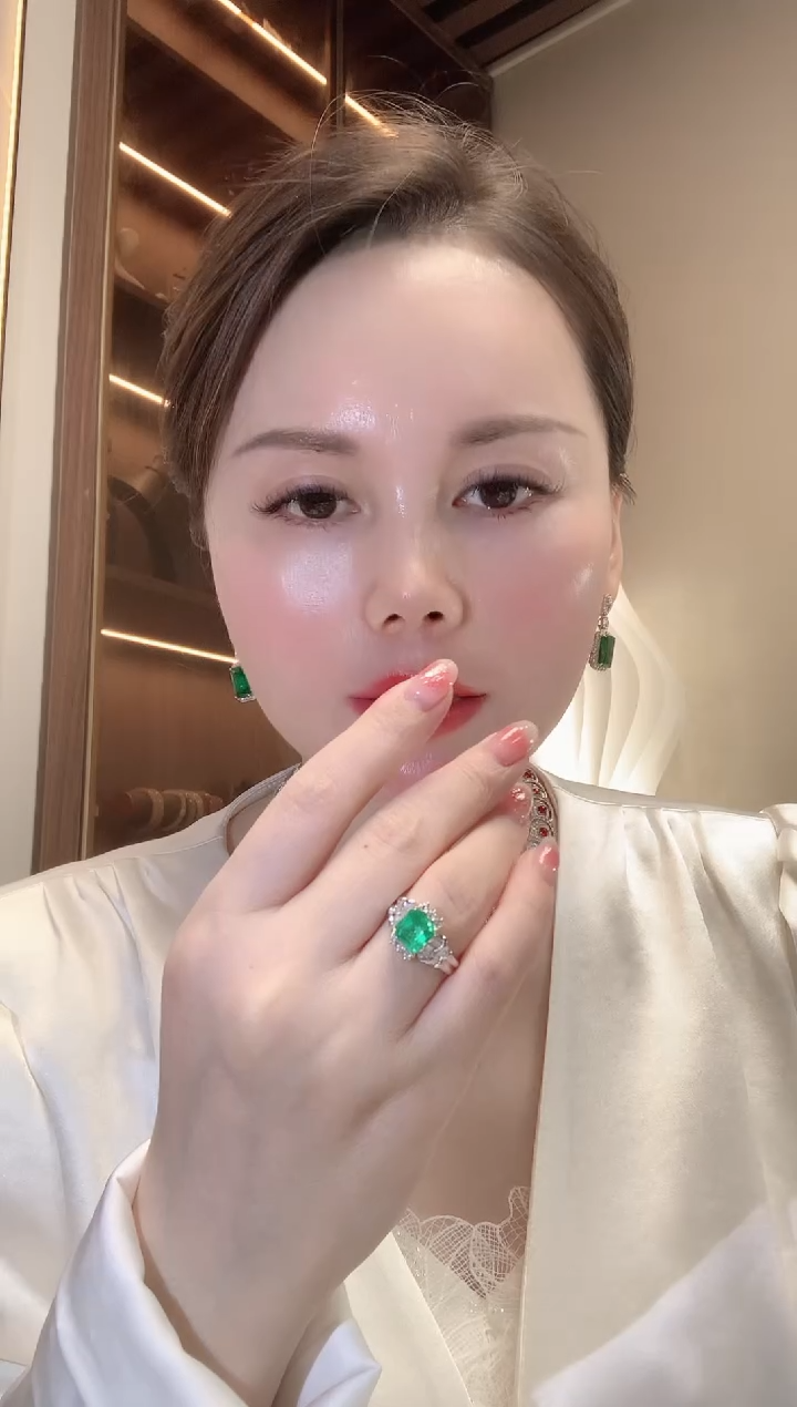 【闪购商品】祖母绿戒指18K金镶嵌D70 