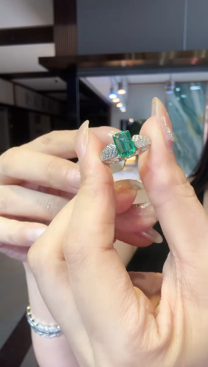 18K金镶嵌戒指祖母绿CE0183  1.50ct