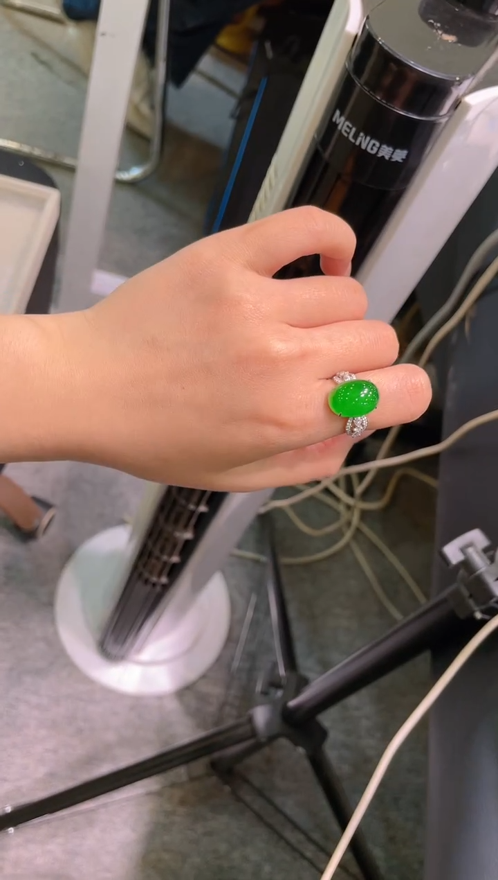 【闪购商品】翡翠吊坠(不含链)18K金镶嵌A40