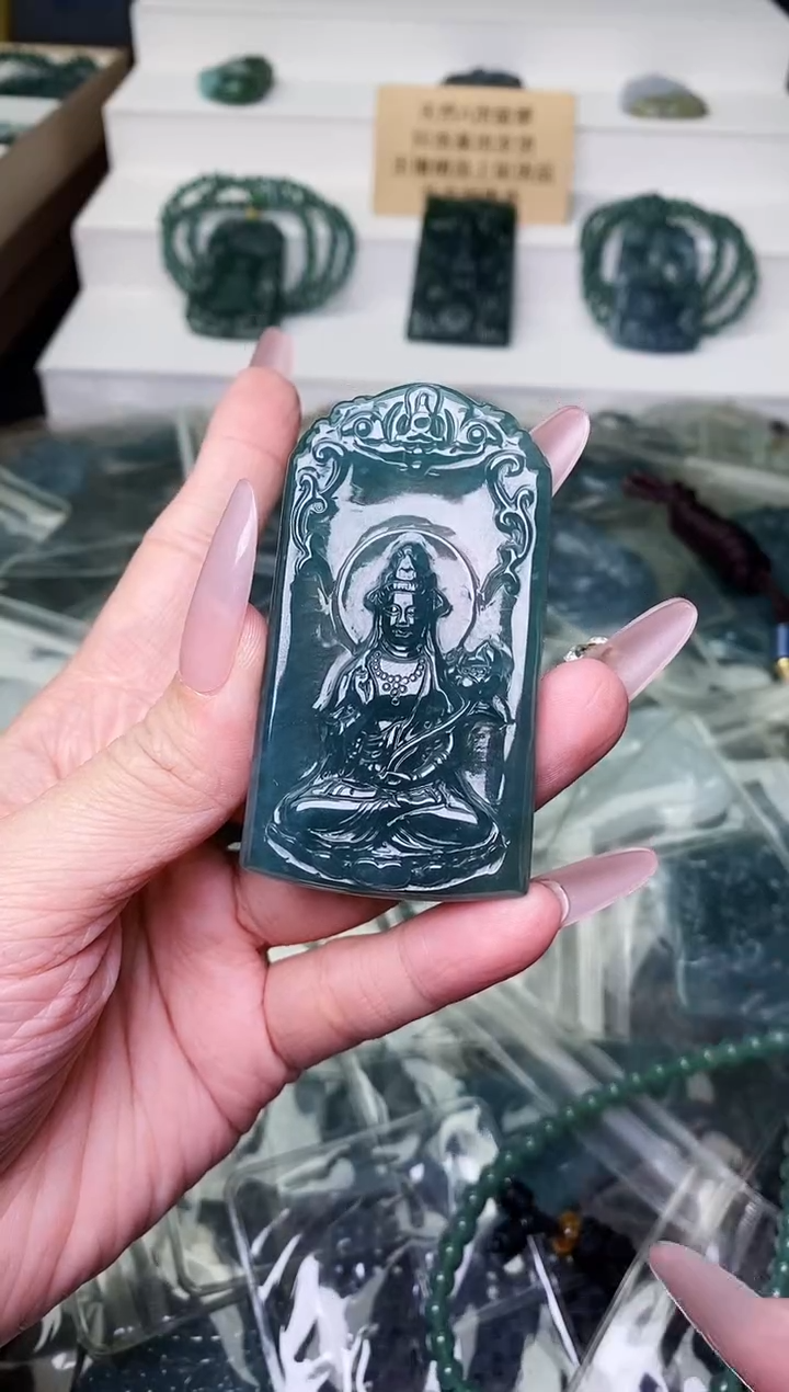 颈饰未镶嵌翡翠 