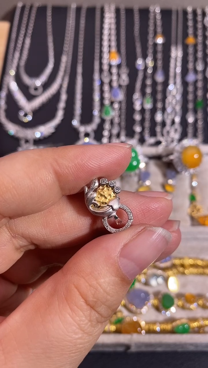 颈饰18K金镶嵌钻石扣头