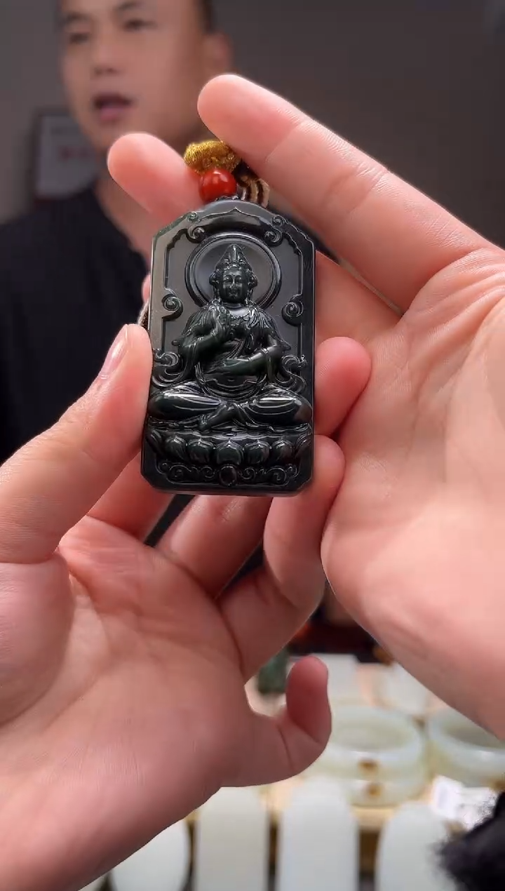 颈饰未镶嵌和田玉吊坠