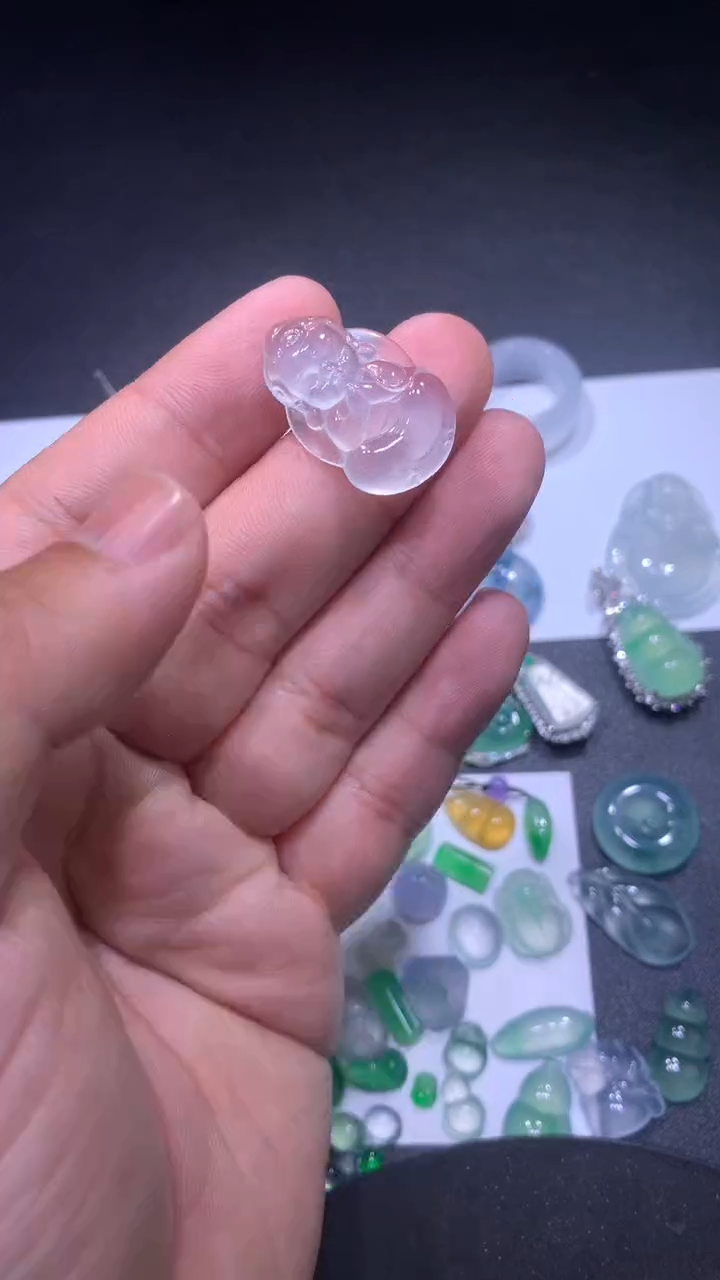 颈饰18K金镶嵌翡翠宝宝佛