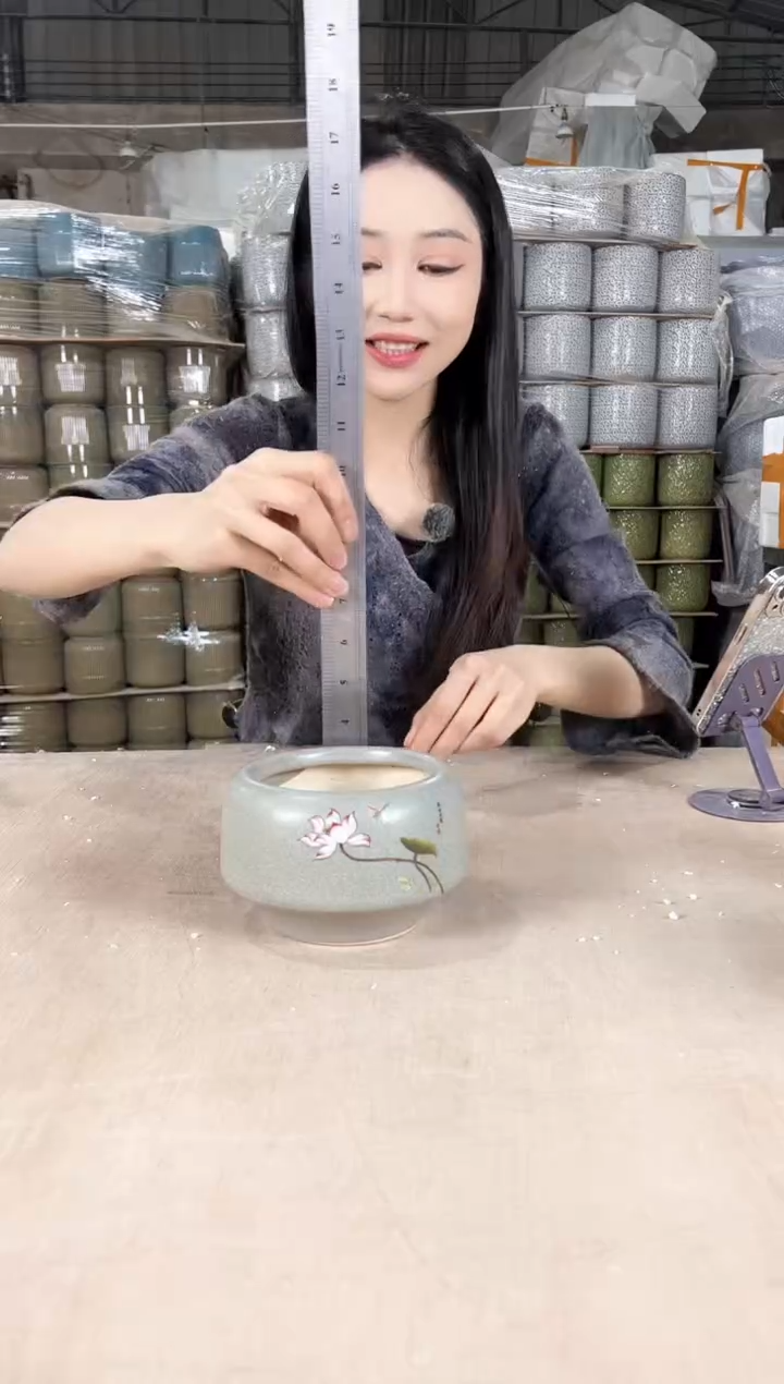 【闪购商品】陶瓷圆口淡黄荷花小号13x9