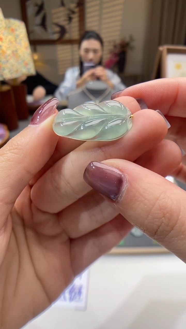 【闪购商品】翡翠颈饰未镶嵌叶子