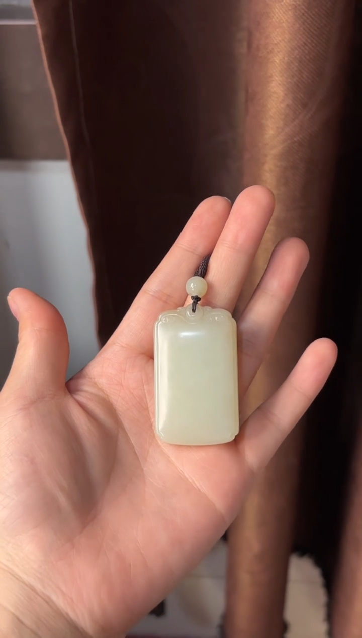 【闪购商品】和田玉吊坠(赠链)未镶嵌且末微色差迪克兰二细吊坠