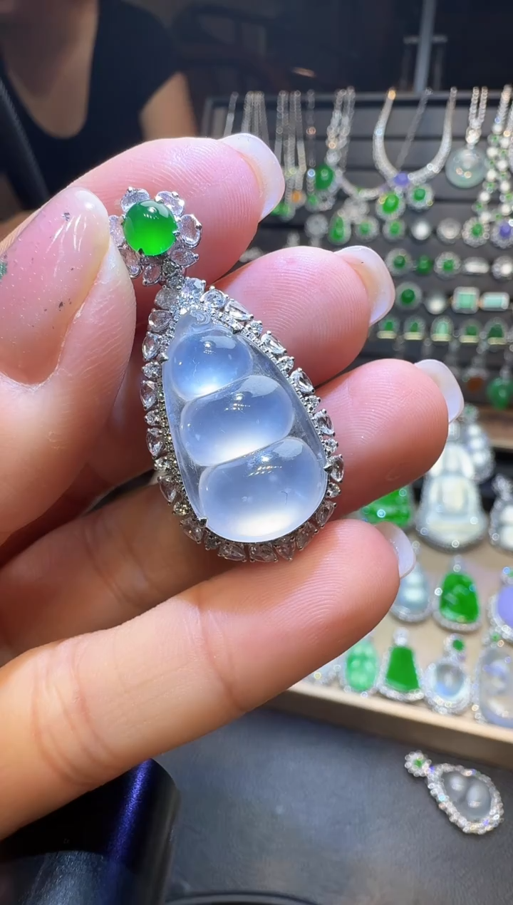 颈饰18K金镶嵌翡翠豆子