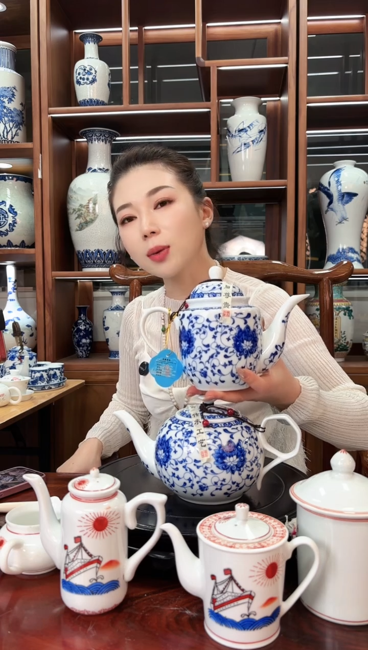 A23景德镇青花缠枝莲瘦茶壶