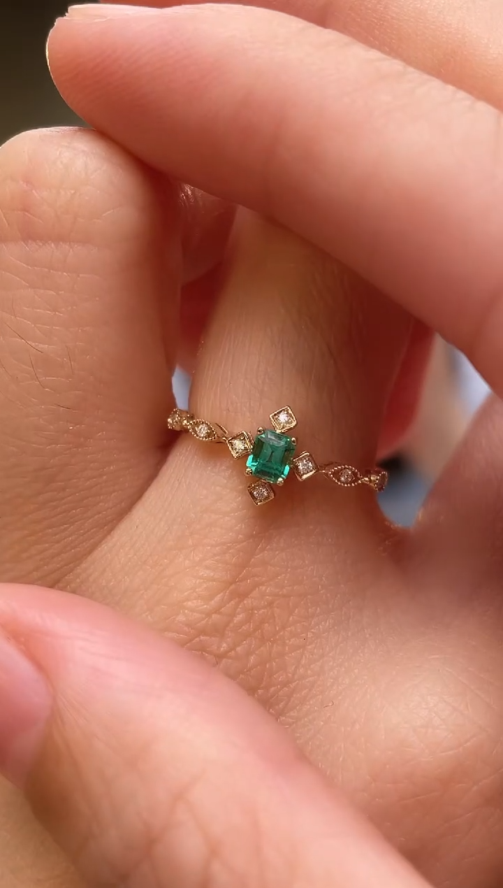 18K金镶嵌戒指祖母绿哥伦比亚主石：0.24ct
