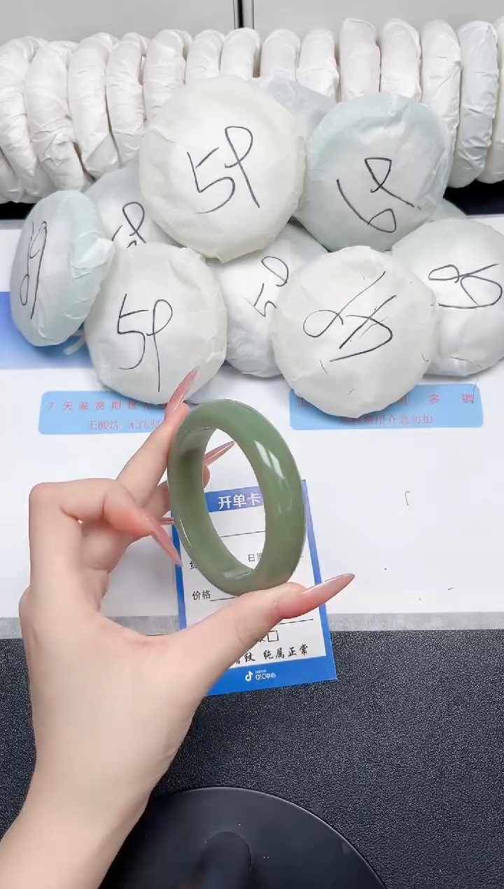 未镶嵌手镯石英质玉44-56.1