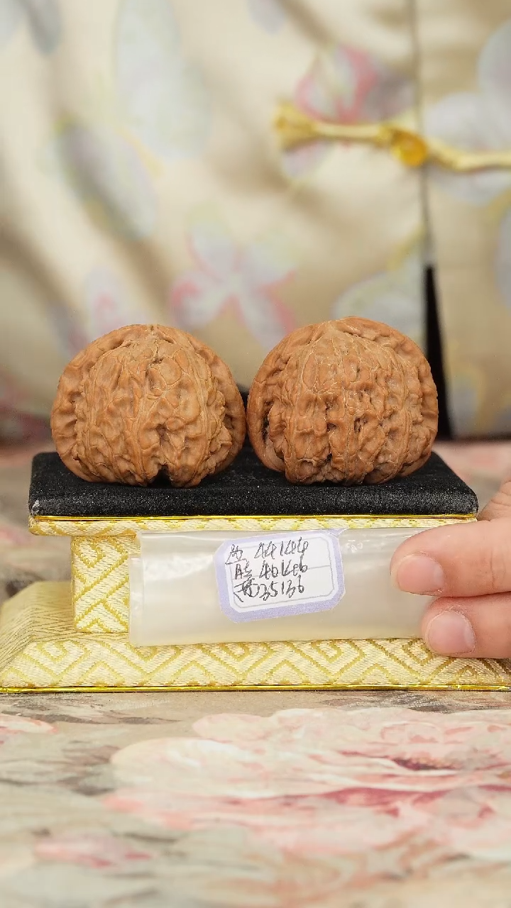 【闪购商品】文玩核桃把件白狮子