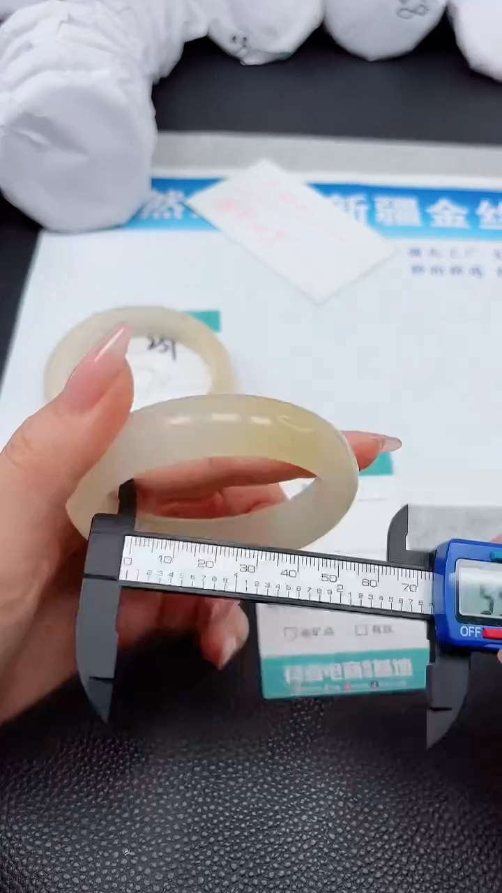 【闪购商品】石英质玉手镯未镶嵌A240