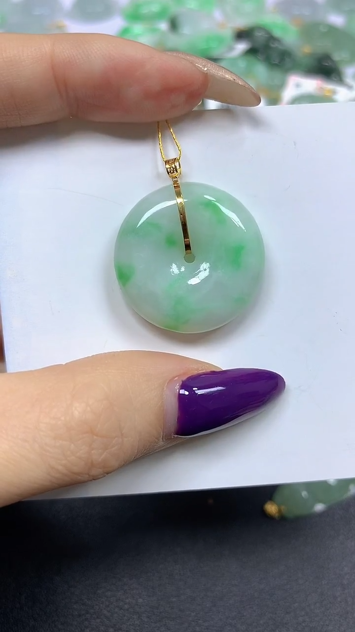 颈饰18K金镶嵌翡翠 