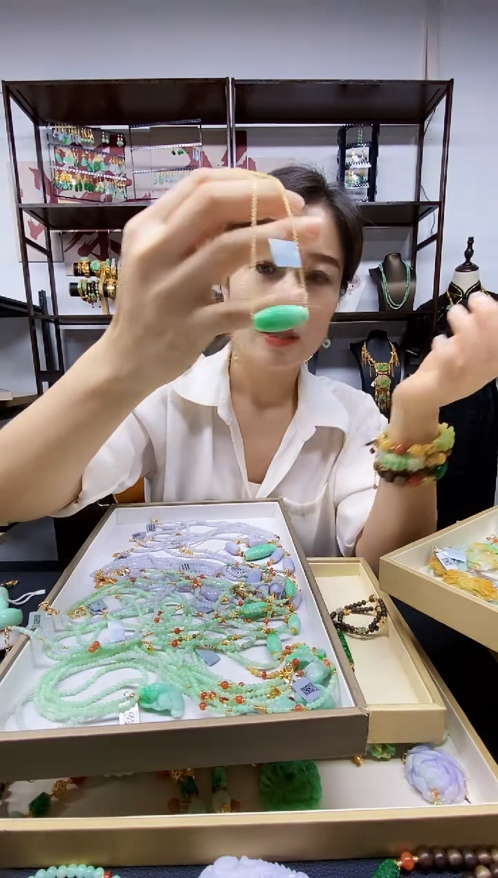 颈饰未镶嵌翡翠吊坠