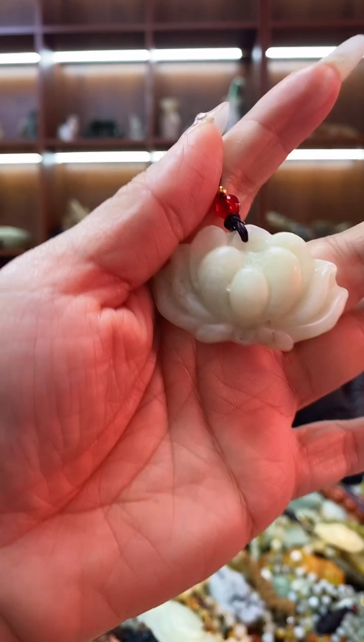 未镶嵌蛇纹石玉吊坠    