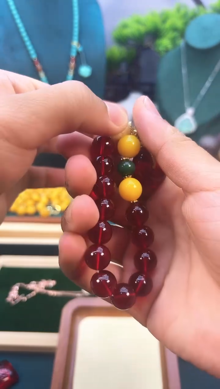 14K金镶嵌血珀手链S48        