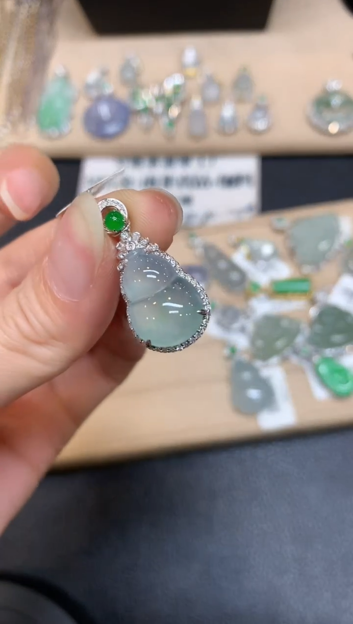 【闪购商品】翡翠颈饰18K金镶嵌葫芦【无服务费