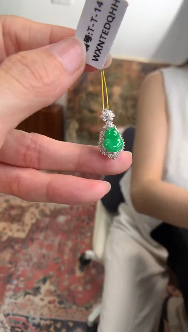 翡翠18K金镶嵌颈饰葫芦