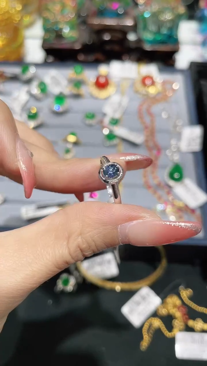 戒指蓝宝石18K金镶嵌111