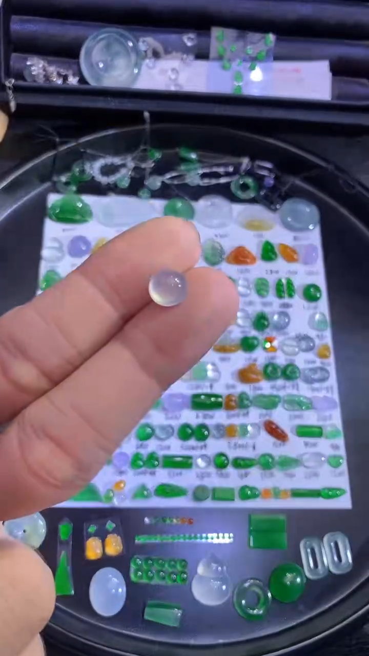 未镶嵌挂件翡翠蛋面