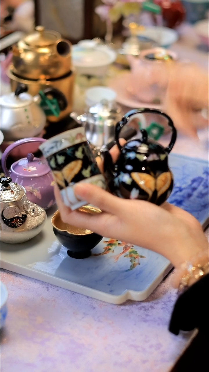 雅同集-黑地粉彩蝴蝶壶+杯（22+24）