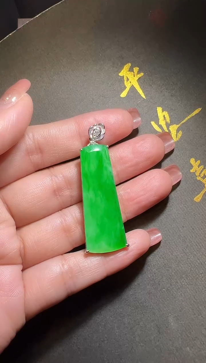 【闪购商品】翡翠18K金镶嵌颈饰翡翠无事牌吊坠