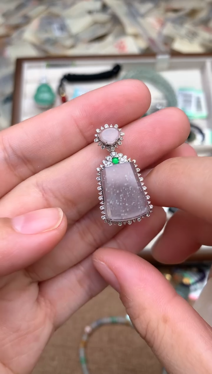 18K金镶嵌挂件翡翠一